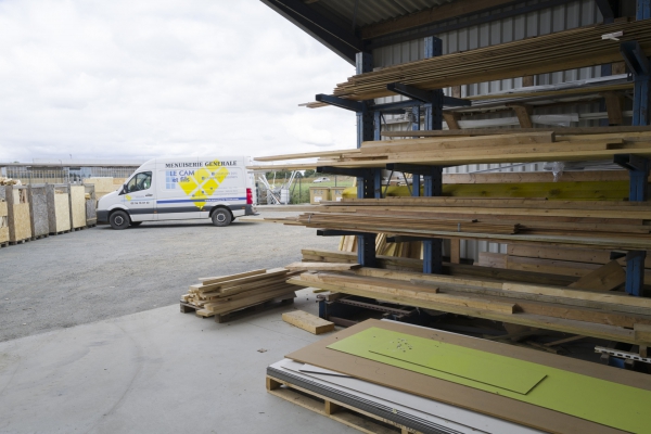 Le Cam Menuiserie's workshop.
Le Cam Menuiserie is a general carpentry installed in Tregueux in Cotes d'Armor directed by Fabrice
Le Cam. From manufacturing to installation, Le Cam Menuiserie offers all types of wood work: framing, parquet,
stairs, windows, interior layout, furniture, whether in new construction or renovation. Their field of intervention is defined under three major axes: wood, construction and layout. Cotes d'Armor, September 10, 2019.

Atelier de l'entreprise Le Cam Menuiserie.
Le Cam Menuiserie est une menuiserie generaliste installee a Tregueux en Cotes d’Armor dirigée par Fabrice
Le Cam. De la fabrication à la pose, Le Cam Menuiserie propose tous types de realisations en bois : charpente, parquet,
escaliers, fenetres, agencement interieur, mobilier, que ce soit dans des constructions neuves ou en rénovation. Leur champ d’intervention se definit sous trois axes majeurs : le bois, la construction et l'agencement. Cotes d'Armor, le 10 septembre 2019.