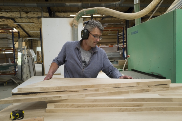 Le Cam Menuiserie's workshop.
Le Cam Menuiserie is a general carpentry installed in Tregueux in Cotes d'Armor directed by Fabrice
Le Cam. From manufacturing to installation, Le Cam Menuiserie offers all types of wood work: framing, parquet,
stairs, windows, interior layout, furniture, whether in new construction or renovation. Their field of intervention is defined under three major axes: wood, construction and layout. Cotes d'Armor, September 10, 2019.

Atelier de l'entreprise Le Cam Menuiserie.
Le Cam Menuiserie est une menuiserie generaliste installee a Tregueux en Cotes d’Armor dirigée par Fabrice
Le Cam. De la fabrication à la pose, Le Cam Menuiserie propose tous types de realisations en bois : charpente, parquet,
escaliers, fenetres, agencement interieur, mobilier, que ce soit dans des constructions neuves ou en rénovation. Leur champ d’intervention se definit sous trois axes majeurs : le bois, la construction et l'agencement. Cotes d'Armor, le 10 septembre 2019.