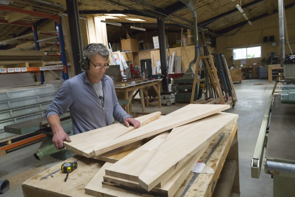 Le Cam Menuiserie's workshop.
Le Cam Menuiserie is a general carpentry installed in Tregueux in Cotes d'Armor directed by Fabrice
Le Cam. From manufacturing to installation, Le Cam Menuiserie offers all types of wood work: framing, parquet,
stairs, windows, interior layout, furniture, whether in new construction or renovation. Their field of intervention is defined under three major axes: wood, construction and layout. Cotes d'Armor, September 10, 2019.

Atelier de l'entreprise Le Cam Menuiserie.
Le Cam Menuiserie est une menuiserie generaliste installee a Tregueux en Cotes d’Armor dirigée par Fabrice
Le Cam. De la fabrication à la pose, Le Cam Menuiserie propose tous types de realisations en bois : charpente, parquet,
escaliers, fenetres, agencement interieur, mobilier, que ce soit dans des constructions neuves ou en rénovation. Leur champ d’intervention se definit sous trois axes majeurs : le bois, la construction et l'agencement. Cotes d'Armor, le 10 septembre 2019.