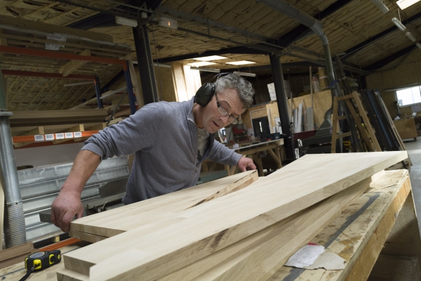 Le Cam Menuiserie's workshop.
Le Cam Menuiserie is a general carpentry installed in Tregueux in Cotes d'Armor directed by Fabrice
Le Cam. From manufacturing to installation, Le Cam Menuiserie offers all types of wood work: framing, parquet,
stairs, windows, interior layout, furniture, whether in new construction or renovation. Their field of intervention is defined under three major axes: wood, construction and layout. Cotes d'Armor, September 10, 2019.

Atelier de l'entreprise Le Cam Menuiserie.
Le Cam Menuiserie est une menuiserie generaliste installee a Tregueux en Cotes d’Armor dirigée par Fabrice
Le Cam. De la fabrication à la pose, Le Cam Menuiserie propose tous types de realisations en bois : charpente, parquet,
escaliers, fenetres, agencement interieur, mobilier, que ce soit dans des constructions neuves ou en rénovation. Leur champ d’intervention se definit sous trois axes majeurs : le bois, la construction et l'agencement. Cotes d'Armor, le 10 septembre 2019.